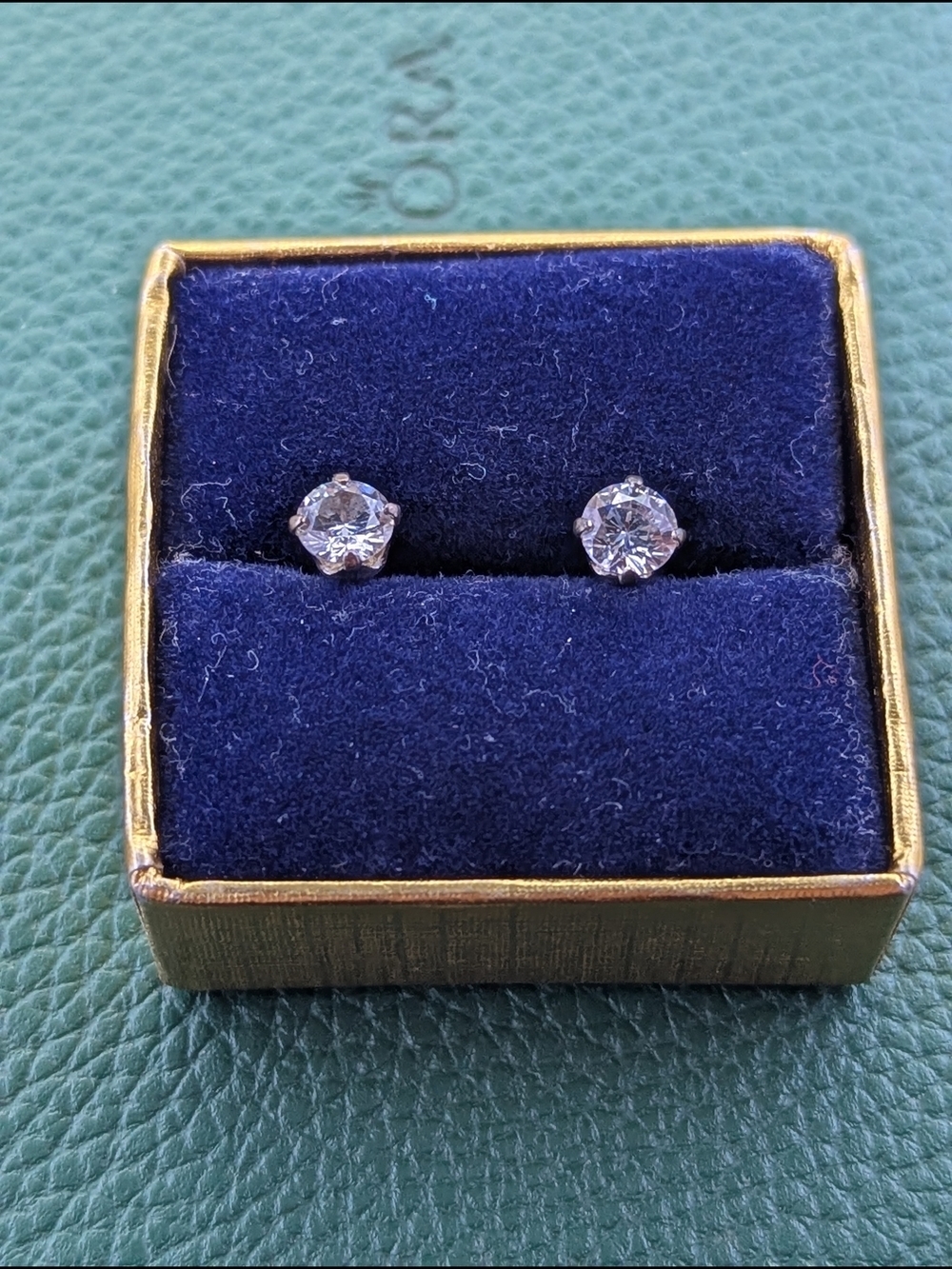 ✨ Classic Sterling Silver Round-Cut Stud Earrings ✨